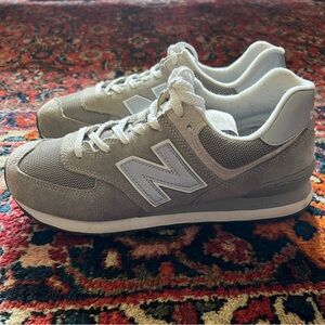 NEW BALANCE 574 Core Women’s Gray & White Sneakers -Size 9 Excellent Like New!